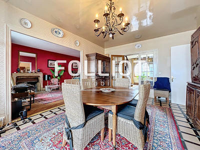 Maison - 235 m² - 10 pièces