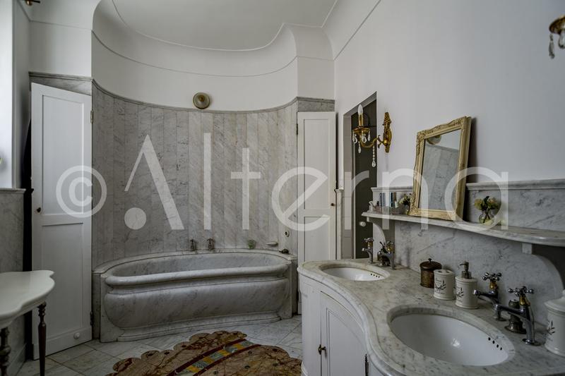 Maison - 350 m² - 12 pièces