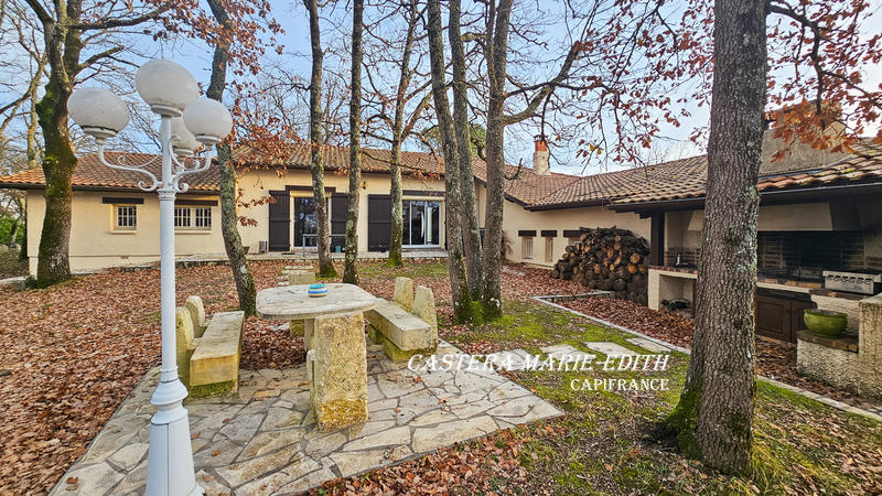 Maison - 280 m² - 9 pièces