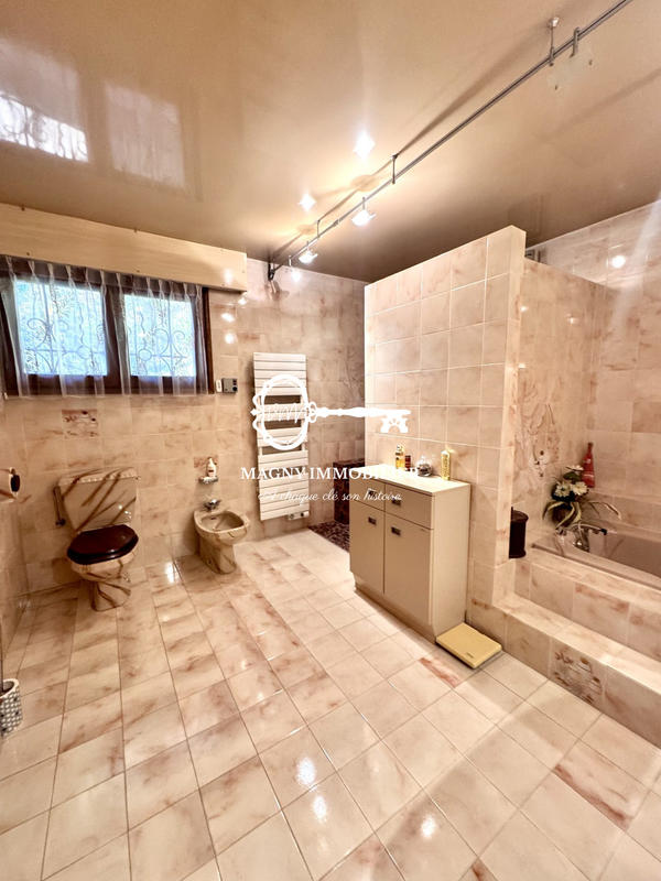 Maison - 280 m² - 10 pièces