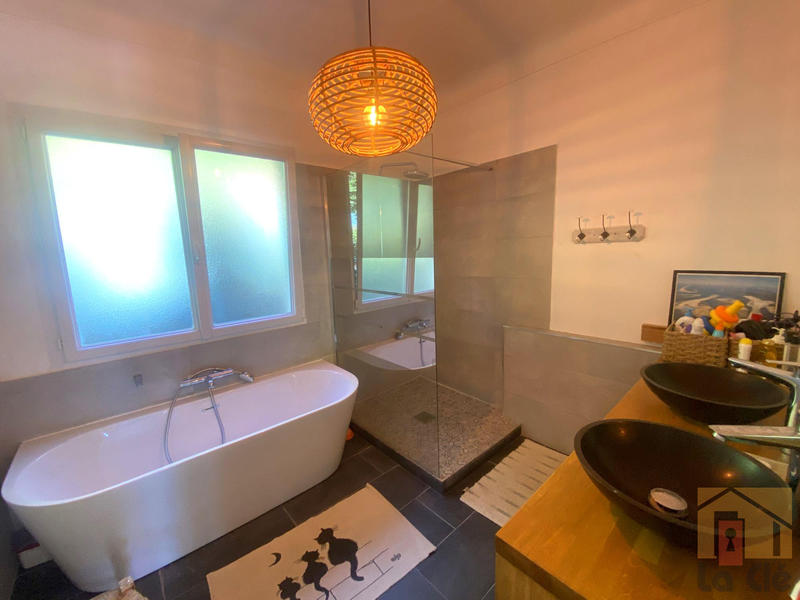 Maison - 270 m² - 9 pièces