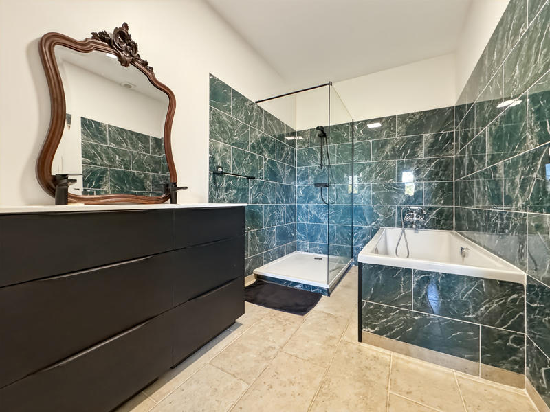 Propriété - 260 m² - 9 pièces