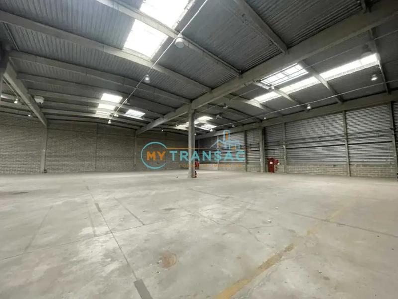 Entrepôt - 4 990 m²