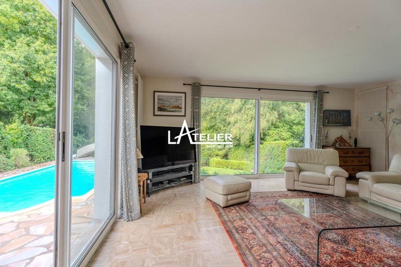 Maison - 230 m² - 8 pièces