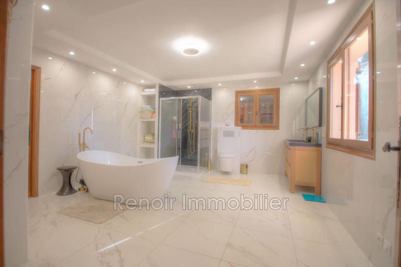 Propriété - 650 m²