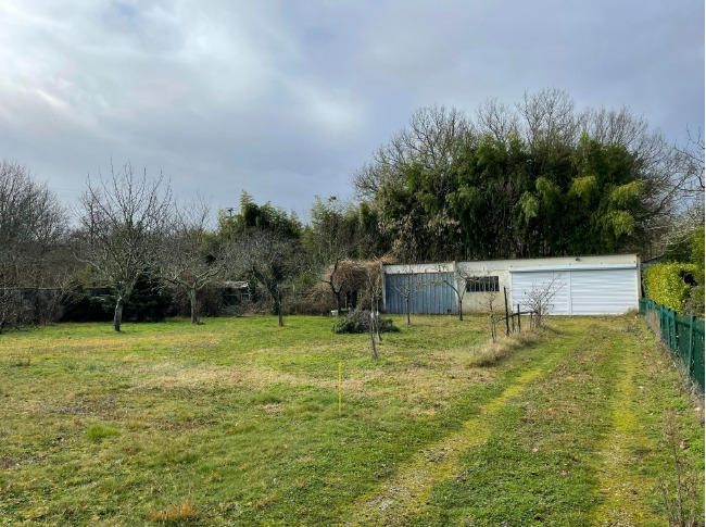 Terrain constructible - 1 200 m²