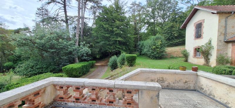 Maison - 1 500 m² - 40 pièces