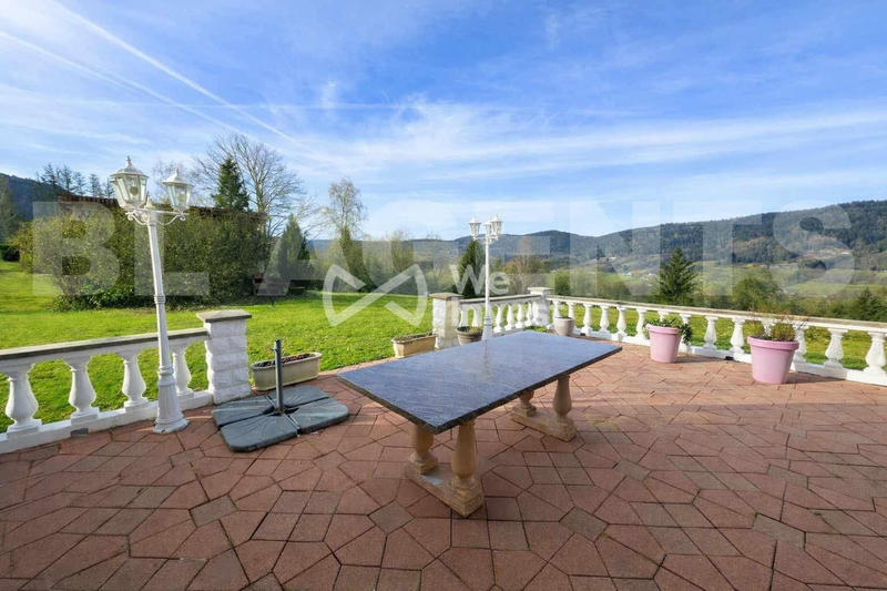 Maison - 270 m² - 8 pièces