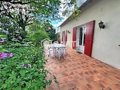 Maison - 230 m² - 8 pièces