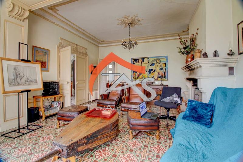 Maison - 374 m² - 10 pièces