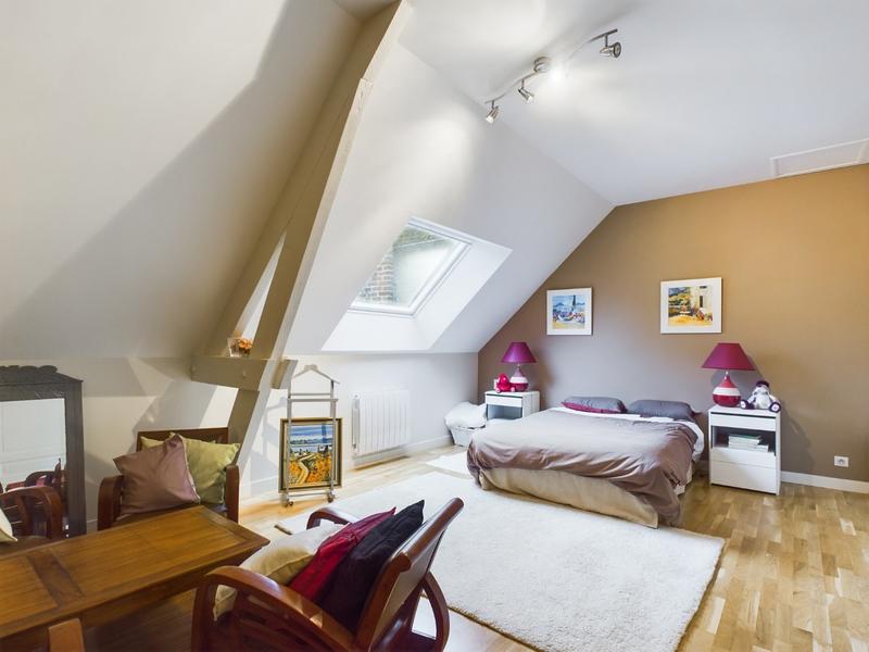 Maison - 280 m² - 9 pièces