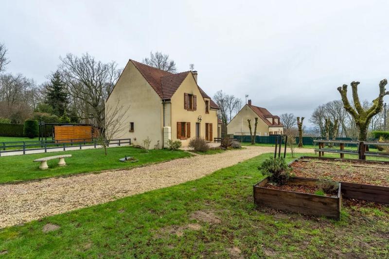 Maison - 142 m² - 9 pièces