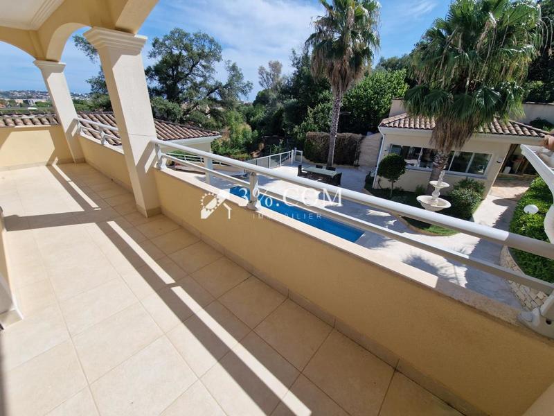 Villa - 300 m² - 15 pièces