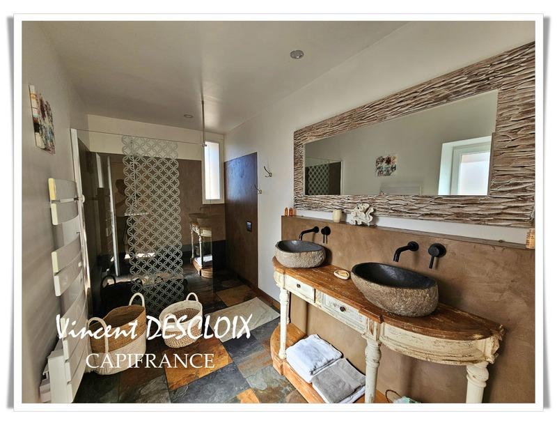 Propriété - 257 m² - 8 pièces