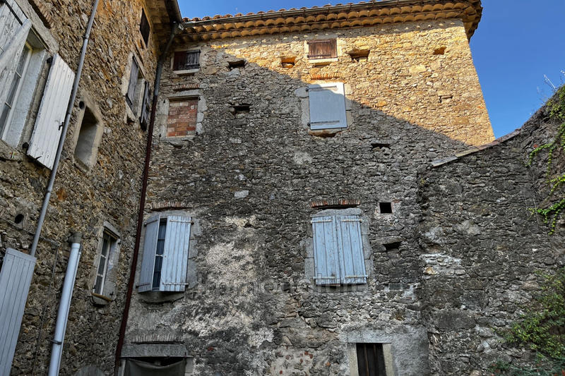 Maison - 325 m² - 13 pièces