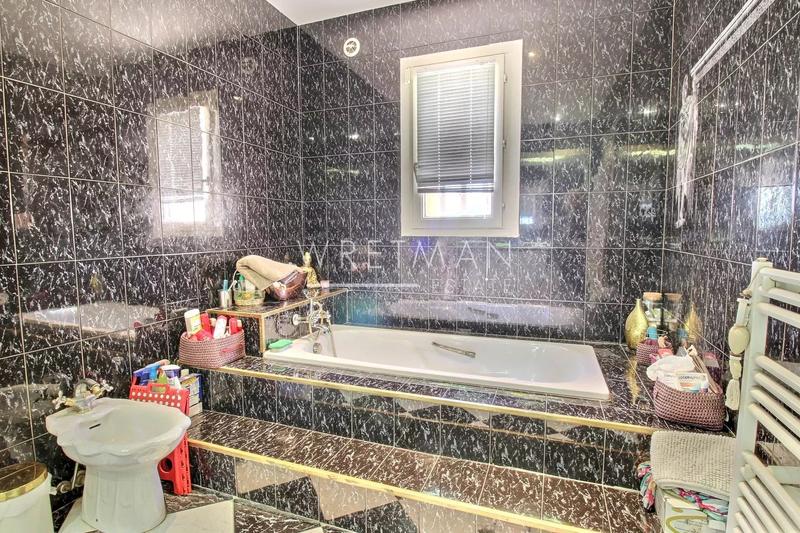 Maison - 256 m² - 8 pièces