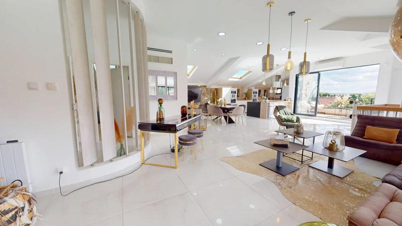 Maison - 291 m² - 9 pièces