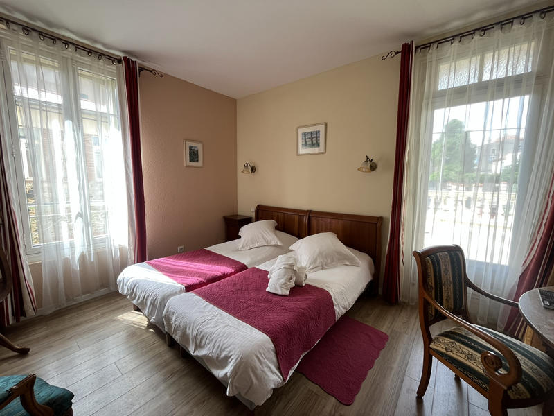 Propriété - 363 m² - 12 pièces