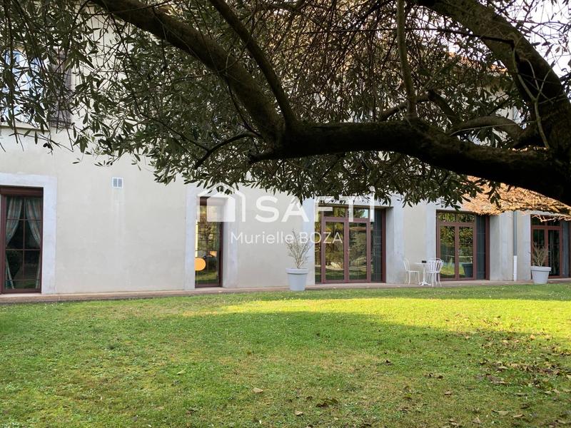 Maison - 750 m² - 11 pièces