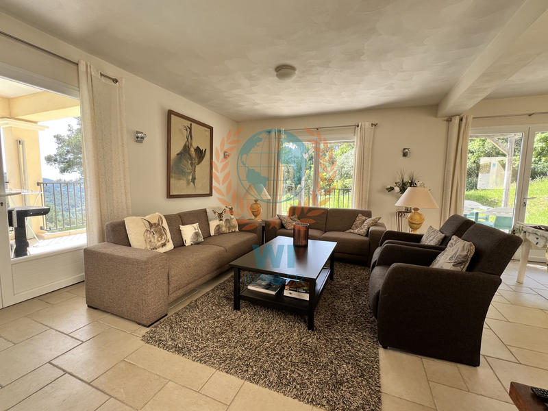 Maison - 210 m² - 6 pièces