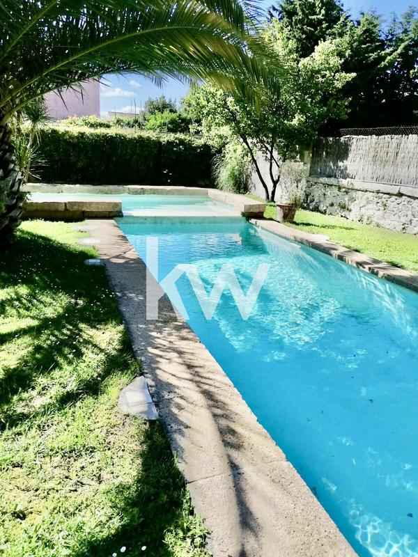 Maison - 300 m² - 11 pièces