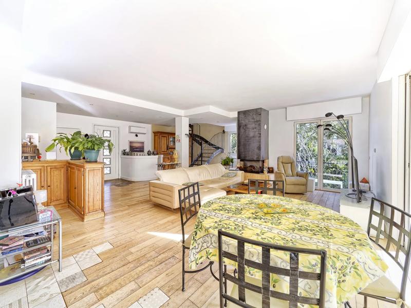 Villa - 215 m² - 6 pièces