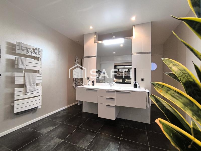 Maison - 250 m² - 8 pièces