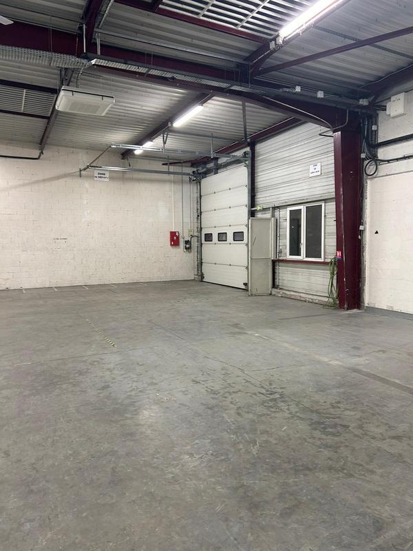Entrepôt - 674 m²