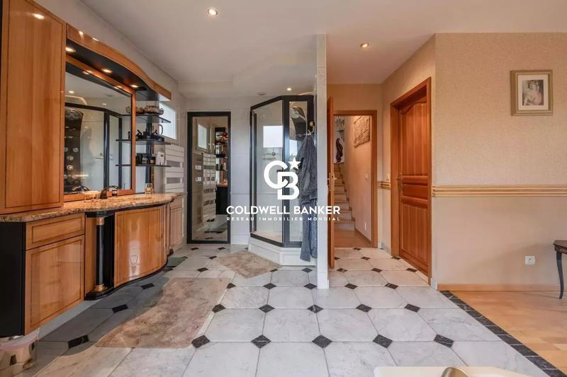 Maison - 285 m² - 6 pièces