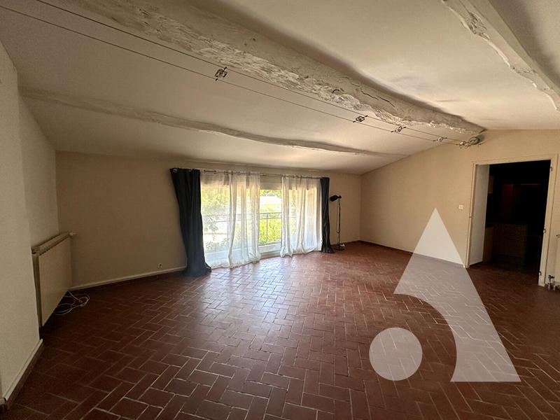 Maison - 714 m² - 7 pièces