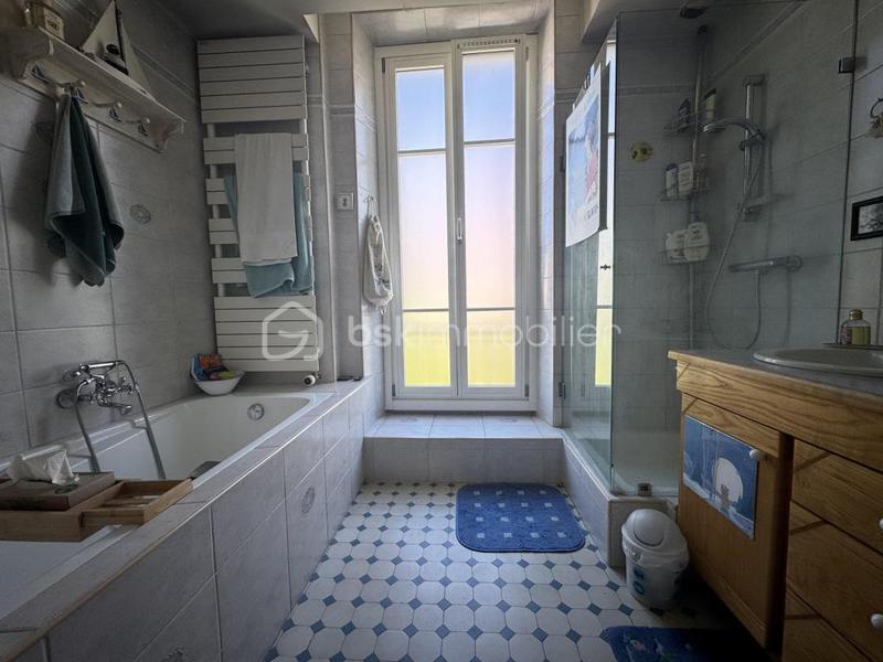 Maison - 225 m² - 12 pièces