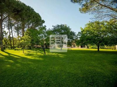 Propriété - 244 m² - 8 pièces