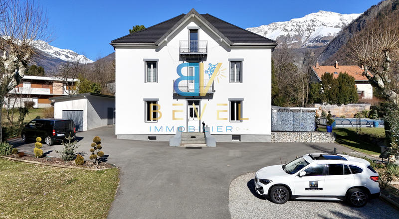 Propriété - 446 m² - 12 pièces