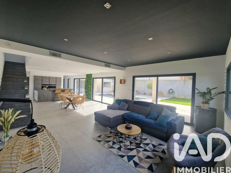 Maison - 230 m² - 9 pièces