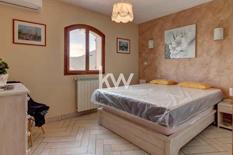 Maison traditionnelle - 140 m² - 6 pièces