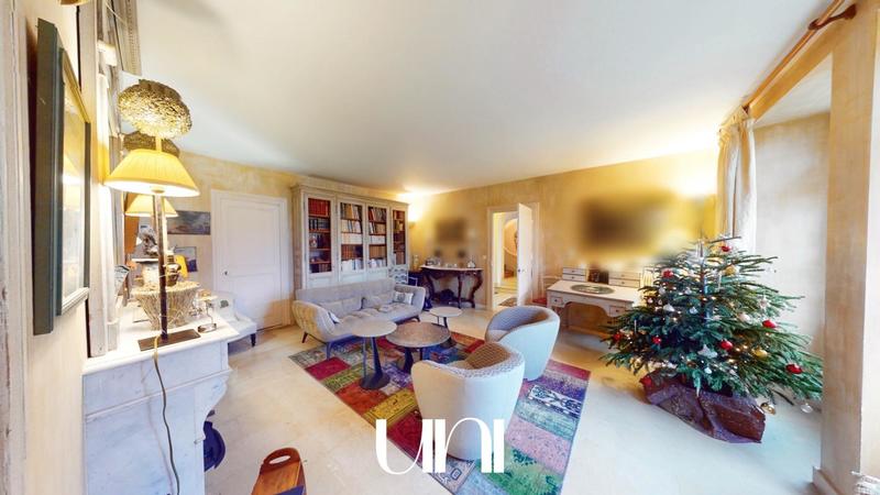 Propriété - 285 m² - 9 pièces