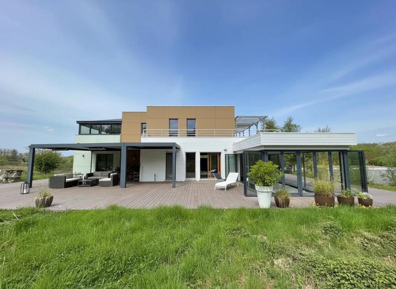 Maison - 210 m² - 7 pièces