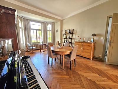 Maison - 210 m² - 8 pièces