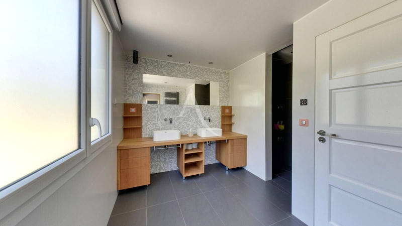 Maison - 255 m² - 7 pièces