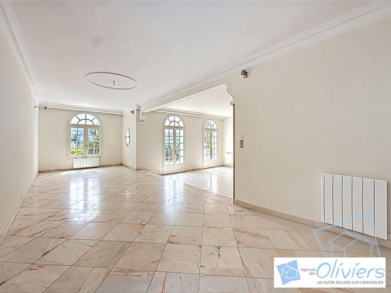 Maison - 221 m² - 9 pièces