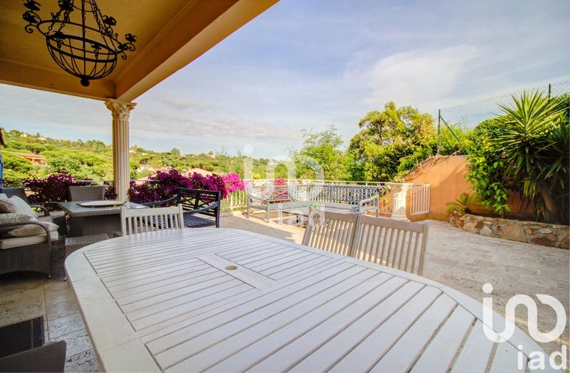 Maison - 238 m² - 10 pièces