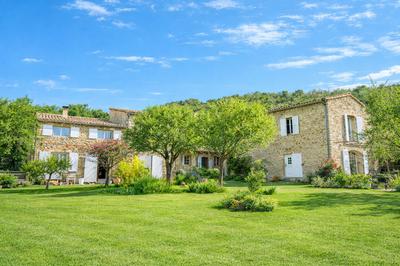 Mas - 260 m² - 17 pièces