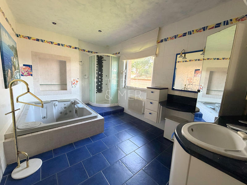 Maison - 240 m² - 7 pièces