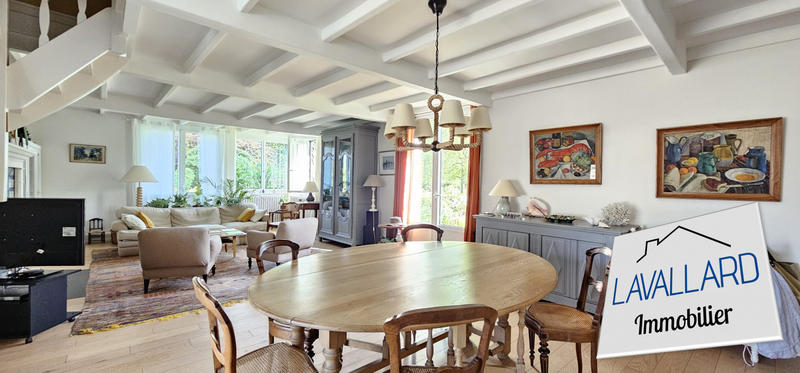 Maison - 285 m² - 11 pièces