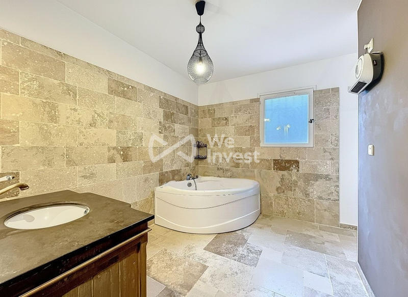 Maison traditionnelle - 230 m² - 9 pièces