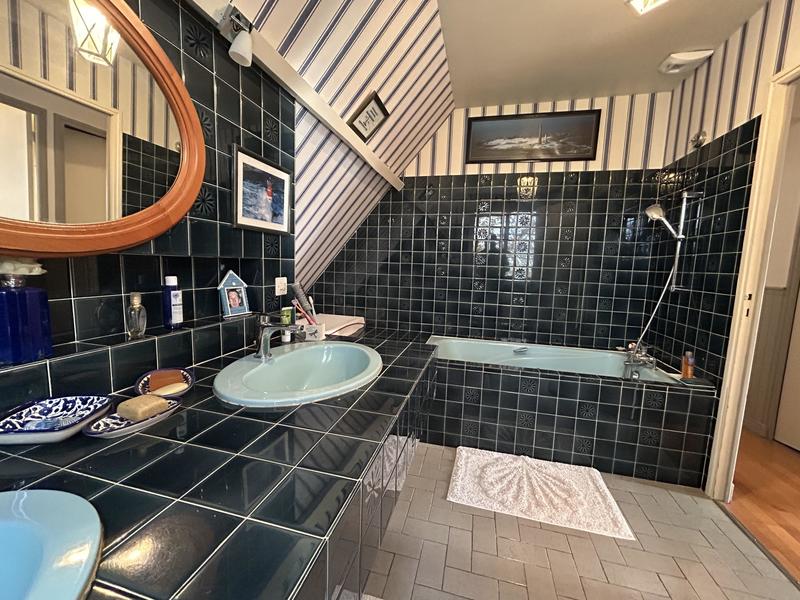 Maison traditionnelle - 170 m² - 8 pièces