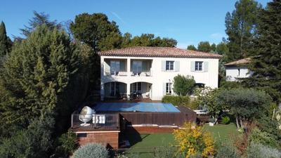 Villa - 220 m² - 8 pièces