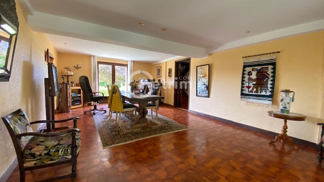 Maison - 230 m² - 8 pièces