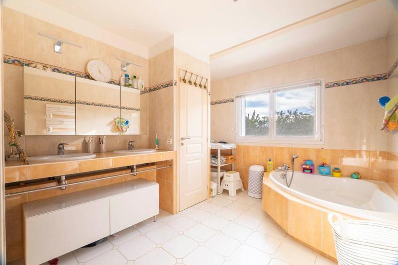 Maison - 240 m² - 6 pièces