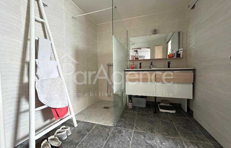 Maison - 247 m² - 9 pièces